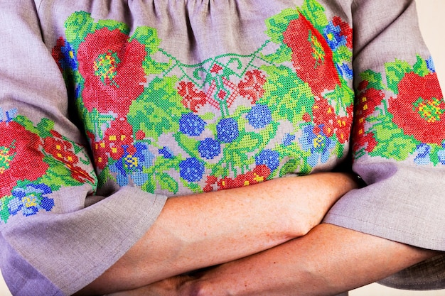 haftowane wzory na tkaninie